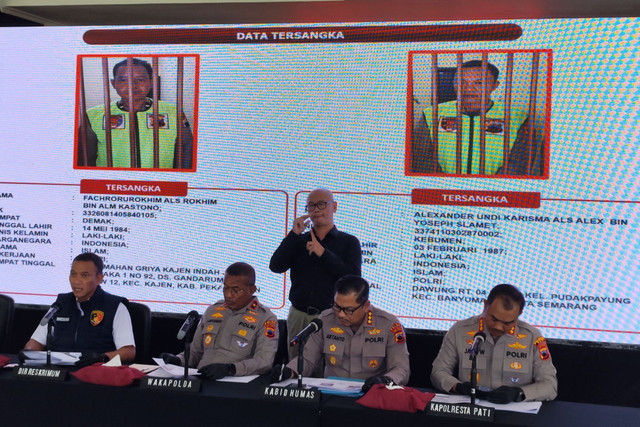 Polisi menujukkan foto dua anggota Polres Pekalongan yang diduga melakukan penipuan modus calon Taruna Akpol saat rilis di Polda Jateng, Rabu (5/11/2025). Foto: Intan Alliva Khansa/kumparan