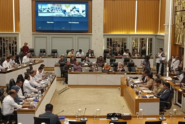Menteri Kelautan dan Perikanan Sakti Wahyu Trenggono dalam rapat kerja dengan Komisi IV DPR RI, di Kompleks Parlemen, Jakarta, Rabu (5/11/2025). Foto: Muhammad Fhandra Hardiyon/kumparan