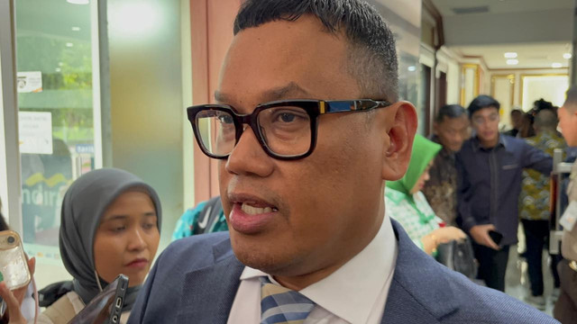 Anggota Komisi IX DPR Uya Kuya usai sidang putusan MKD terkait status keanggotaannya di DPR RI di gedung DPR RI, Senayan, Jakarta Pusat, Rabu (5/11/2025). Foto: Abid Raihan/kumparan