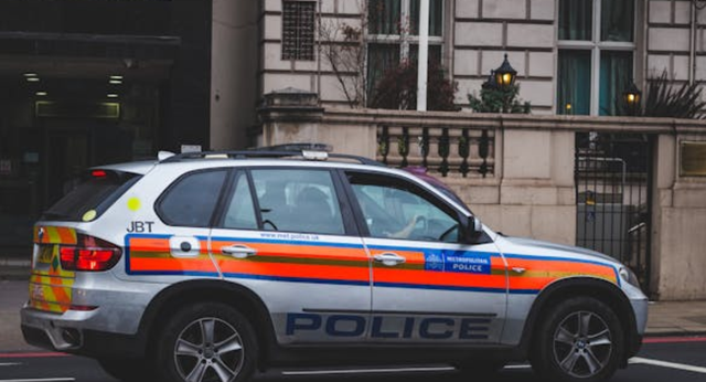 Sumber Foto: https://www.pexels.com/id-id/foto/mobil-polisi-melewati-jalan-303313/