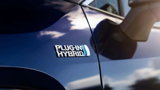Ilustrasi mobilPlug-in Hybrid Electric Vehicle (PHEV). Foto: Dok. Motor1   