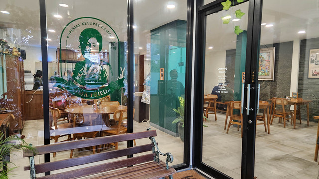 Aneka makanan dan suasana restoran 'Spesial Ketupat Campur Oma Frieda', Cipete, Jakarta Selatan. Foto: Azalia Amadea/kumparan