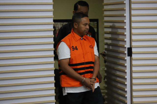 Gubernur Riau Abdul Wahid (tengah) mengenakan rompi oranye khas tahanan KPK usai ditetapkan sebagai tersangka korupsi di Gedung Merah Putih KPK, Jakarta, Rabu (5/11/2025). Foto: Iqbal Firdaus/kumparan