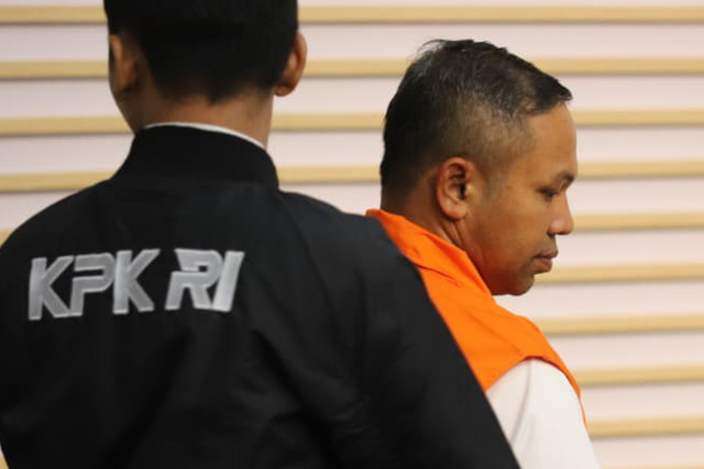 Gubernur Riau Abdul Wahid (tengah) mengenakan rompi oranye khas tahanan KPK usai ditetapkan sebagai tersangka korupsi di Gedung Merah Putih KPK, Jakarta, Rabu (5/11/2025). Foto: Iqbal Firdaus/kumparan