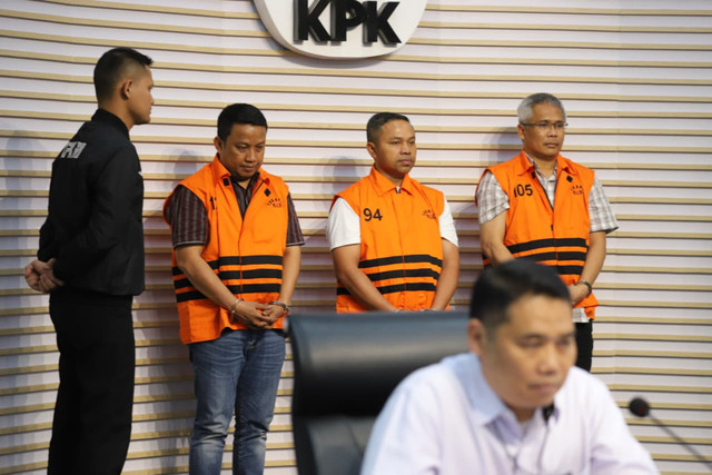 Gubernur Riau Abdul Wahid (tengah) mengenakan rompi oranye khas tahanan KPK usai ditetapkan sebagai tersangka korupsi di Gedung Merah Putih KPK, Jakarta, Rabu (5/11/2025). Foto: Iqbal Firdaus/kumparan