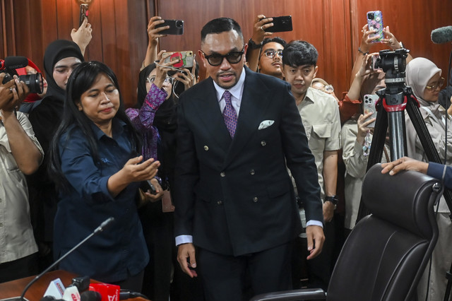 Anggota DPR nonaktif Ahmad Sahroni (tengah) bersiap mengikuti sidang putusan kasus dugaan pelanggaran kode etik anggota DPR nonaktif di Mahkamah Kehormatan Dewan (MKD) DPR, Kompleks Parlemen, Senayan, Jakarta, Rabu (5/11/2025). Foto: Rivan Awal Lingga/ANTARA FOTO