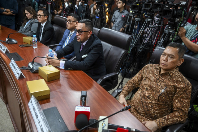 Anggota DPR nonaktif Adies Kadir, Ahmad Sahroni, Uya Kuya, Eko Hendro Purnomo dan Nafa Urbach mengikuti sidang putusan kasus dugaan pelanggaran kode etik anggota DPR nonaktif di Mahkamah Kehormatan Dewan DPR, Kompleks Parlemen,Jakarta, Rabu (5/11). Foto: Rivan Awal Lingga/ANTARA FOTO