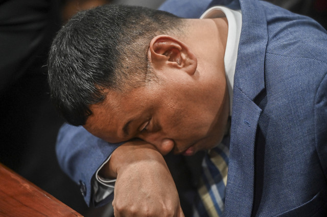 Anggota DPR nonaktif Surya Utama alias Uya Kuya mengungkapkan ekspresinya saat mengikuti sidang putusan kasus dugaan pelanggaran kode etik anggota DPR nonaktif di Mahkamah Kehormatan Dewan (MKD) DPR, Kompleks Parlemen, Jakarta, Rabu (5/11/2025). Foto: Rivan Awal Lingga/ANTARA FOTO