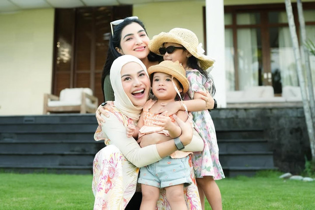 Ashanty bersama Aurel Hermansyah dan anak-anaknya. Foto: Instagram @aurelie.hermansyah