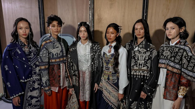 Kurangu, Koleksi Baru Mel Ahyar Archipelago yang Angkat Tenun Sumba di JFW 2026. Foto: Instagram @melahyararchipelago