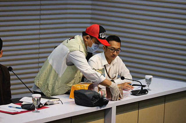 KPK menunjukan sejumlah tumpukan barang bukti dari hasil operasi tangkap tangan (OTT) Gubernur Riau Abdul Wahid di Gedung Merah Putih KPK, Jakarta, Rabu (5/11/2025). Foto: Iqbal Firdaus/kumparan