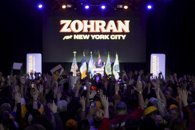 Sejumlah pendukung dari calon walikota New York City dari Partai Demokrat, Zohran Mamdani mengangkat tangan setelah pemilihan Wali Kota New York 2025 di borough Brooklyn, New York, Amerika Serikat, Selasa (4/11/2025). Foto: Jeenah Moon/REUTERS