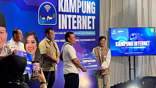 Menteri Komunikasi dan Digital Meutya Hafid (kanan) meresmikan Kampung Internet di Desa Sribit, Sidoharjo, Sragen, Jawa Tengah, Rabu (5/11). Foto: Nasywa Athifah/kumparan