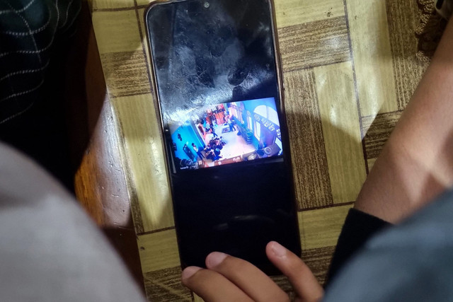 Sebuah layar ponsel menampilkan cuplikan dugaan perundungan kepada FAR (14) oleh temannya saat di salah satu pondok pesantren di Kabupaten Lamongan. Foto: Farusma Okta Verdian/kumparan