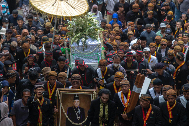 Kerabat dan abdi dalem mengiringi jenazah Raja Keraton Kasunanan Surakarta Hadiningrat Sri Susuhunan Paku Buwana (PB) XIII saat prosesi pemakaman di Astana Raja-raja Mataram Imogiri, Bantul, D.I Yogyakarta, Rabu (5/11/2025). Foto: Andreas Fitri Atmoko/ANTARA FOTO