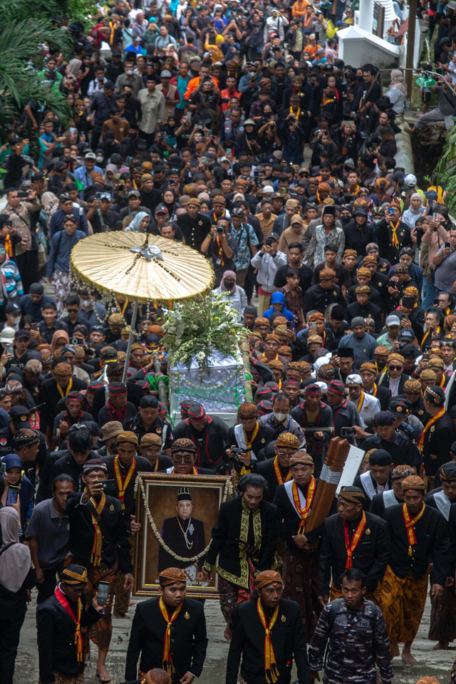 Kerabat dan abdi dalem mengiringi jenazah Raja Keraton Kasunanan Surakarta Hadiningrat Sri Susuhunan Paku Buwana (PB) XIII saat prosesi pemakaman di Astana Raja-raja Mataram Imogiri, Bantul, D.I Yogyakarta, Rabu (5/11/2025).  Foto: Andreas Fitri Atmoko/ANTARA FOTO