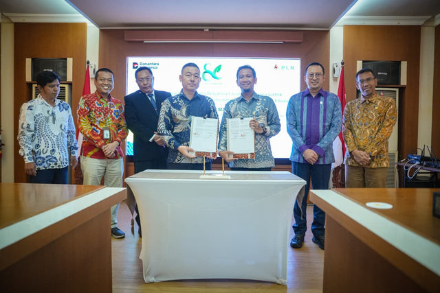 Direktur PT Seafood Indonesia, Mr. Hu Zheng Ke (tengah) dan Manager PLN UP3 Grobogan, Anjar Widyatama (tiga dari kanan) menandatangani Perjanjian Jual Beli Tenaga Listrik (PJBTL) yang disaksikan Kepala Dinas ESDM Provinsi Jawa Tengah, Agus Sugiharto (tiga dari kiri), General Manager PLN UID Jateng & DIY, Bramantyo Anggun Pambudi (dua dari kanan), Direktur PT Jawa Tengah Lahan Andalan, Andi (kiri), VP Pelanggan Korporasi dan Bisnis Individu PLN, Faisal Muslim (dua dari kiri) dan Senior Manager Niaga dan Manajemen Pelanggan PLN UID Jateng & DIY, Darmadi (kanan), penandatanganan Perjanjian Jual Beli Tenaga Listrik (PJBTL) di Klaten pada Selasa, (28/10). Foto: Dok. PLN
