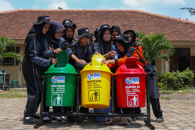 BRI Peduli ajak siswa SMA Negeri 1 Wedung mengenal pengelolaan sampah. Foto: Dok. BRI
