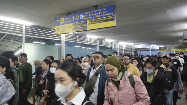 Suasana keramaian saat jam pulang kerja di Stasiun Tanah Abang, Tanah Abang, Jakarta Barat, Rabu (5/11/2025). Foto: Xena/kumparan