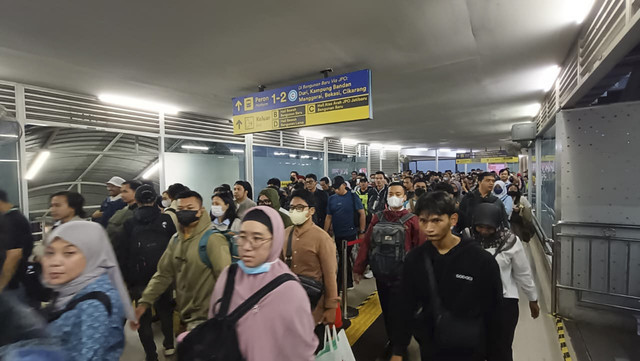Suasana keramaian saat jam pulang kerja di Stasiun Tanah Abang, Tanah Abang, Jakarta Barat, Rabu (5/11/2025). Foto: Xena/kumparan