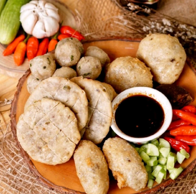 ciri kahas pempek palembang memajukan pertumbuhan ekonomi palembang, rabu 5 november 2025, 18:32, dok:rio wijaya