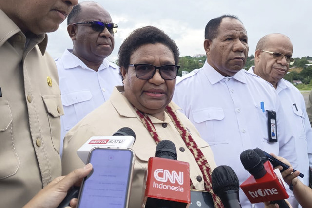 Wamendagri Ribka Haluk di Bandara Randani, Manokwari, Papua. Foto: Dok. Kemendagri