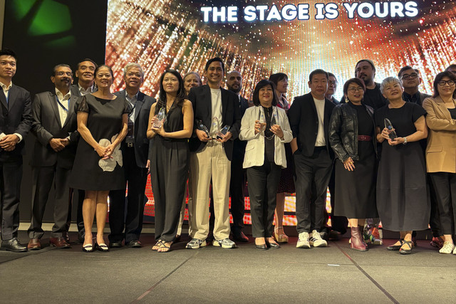 Chief Of kumparanOTO Gesit Prayogi mewakili kumparan saat menerima penghargaan WAN-IFRA Asian Media Award 2025. Foto: Joshua Simanjuntak/kumparan