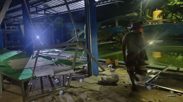 Sejumlah massa melakukan aksi pembakaran dan perusakan di kawasan Waterpark Pulau Kangean, Kabupaten Sumenep, Selasa (4/11/2025). Foto: Dok. Polres Sumenep