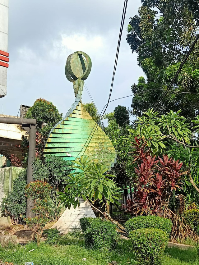 Tugu Dinamika Menuju Puncak di Depan Pasar Mawar Pontianak, salah satu tugu yang butuh perawatan serius. Foto: Dok. Hi!Pontianak