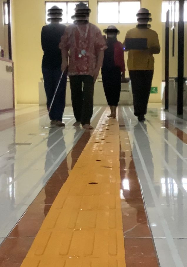 Foto tunanetra berjalan di tactile paving. Sumber: foto pribadi