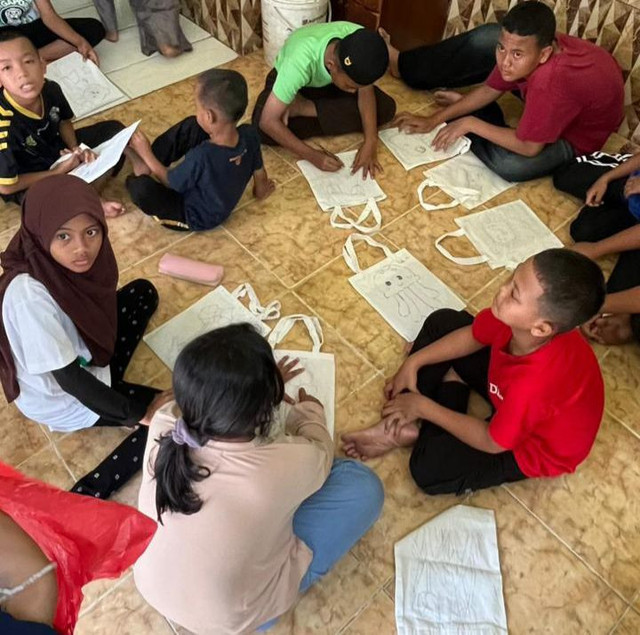 Foto Pelaksanaan Pelatihan Melukis di atas Tote Bag (Sumber: Dokumen Pribadi).