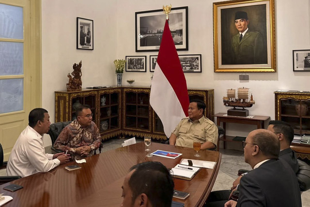 Presiden RI Prabowo Subianto menerima Wakil Ketua Umum DPR RI Sufmi Dasco Ahmad dan beberapa menteri Kabinet Merah Putih di Istana Merdeka, Jakarta, Rabu (5/11/2025). Foto: Instagram/ @sekretariat.kabinet