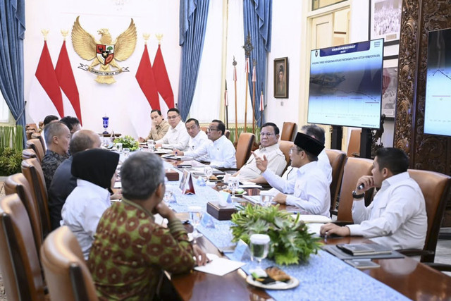 Presiden Prabowo Subianto menggelar rapat terbatas bersama sejumlah menteri Kabinet Merah Putih di Istana Merdeka, Rabu (5/11/2025). Foto: Instagram/ @sekretariat.kabinet