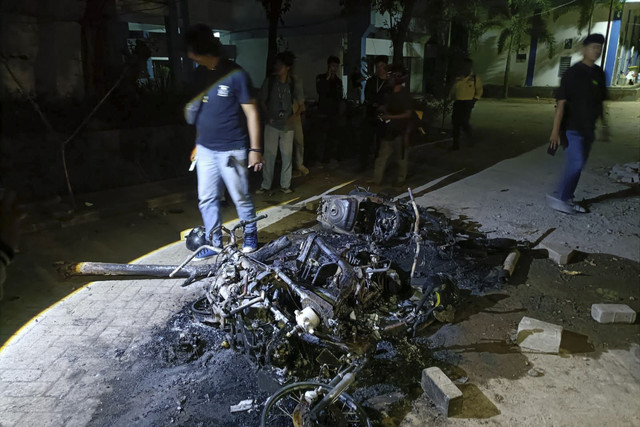 Motor-motor yang dibakar saat terjadi bentrokan dua kelompok mahasiswa bentrok di area kampus Universitas Negeri Makassar, Rabu (5/11/2025). Foto: Dok. Istimewa