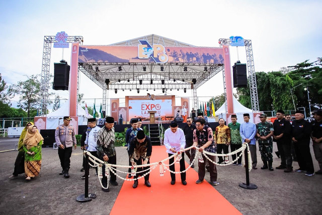 Prosesi gunting pita pada peresmian pembukaan Lazismu Expo 2025, Banjarbaru, Kalsel