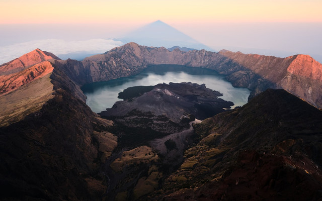 ilustrasi harga tiket masuk gunung rinjani terbaru 2025. Unsplash/Joshua Kettle