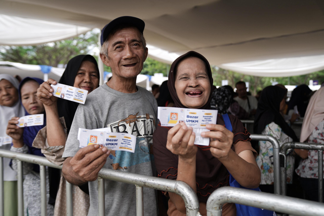 Masyarakat saat antre Pasar Murah Mandiri untuk menebus paket sembako murah Rp 27.000. Foto: Dok. Bank Mandiri