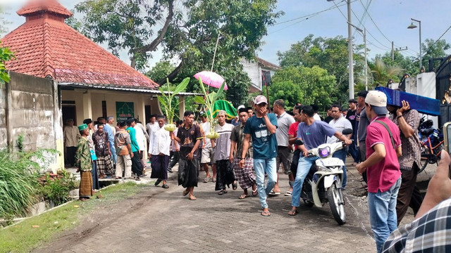 Jenazah mahasiswa UIN Walisongo Semarang asal Bojonegoro Nabila Yulian Dessi Pramesti, yang hanyut di Kendal, saat dalam proses pemakaman di Desa Mojosari, Kecamatan Kalitidu. Kamis (06/11/2025). (Aset: Istimewa)
