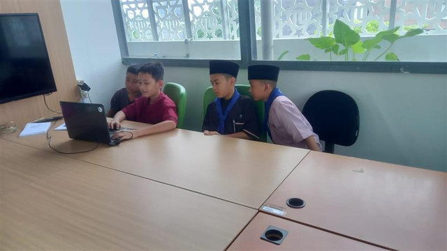 Santri RTQ DT Jakarta Saat Sedang belajar menggunakan Komputer/ Laptop secara bersama-sama (Sumber : DT Peduli)