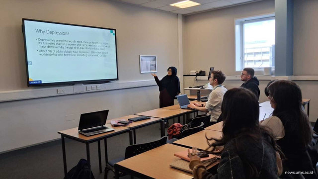 Dosen UMS saat presentasi materi di University of Bradford, Bradford, UK. (Foto: Humas UMS)