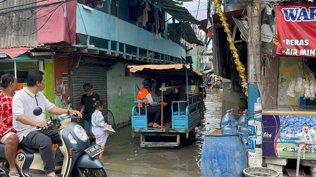 Angkot Odong-odong yang jadi Moda Transportasi Warga di Gang-Gang Muara Angke yang Masih Tergenang Rob. Foto: Rayyan Farhansyah/kumparan