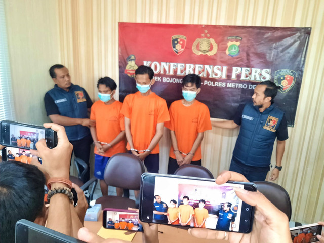 Jumpa pers kasus pembunuhan pemuda di Bojonggede, Kabupaten Bogor di Mapolres Metro Depok, Rabu (5/11/2025). Foto: kumparan