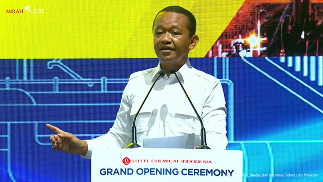 Menteri ESDM, Bahlil Lahadalia memberikan sambutan dalam acara peresmian Pabrik Lotte Chemical Indonesia, Cilegon, Kamis (6/11/2025). Foto: YouTube/Sekretariat Presiden