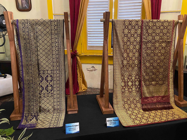 Salah satu display produk peserta tenun Melayu binaan BCA di Istana Maimun, Medan, Sumatra Utara. Foto: Najma Ramadhanya/kumparan