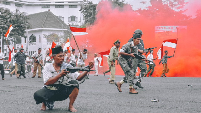 Baju yang cocok untuk Hari Pahlawan, foto hanya ilustrasi, bukan yang sebenarnya: Unsplash/Bimo Luki