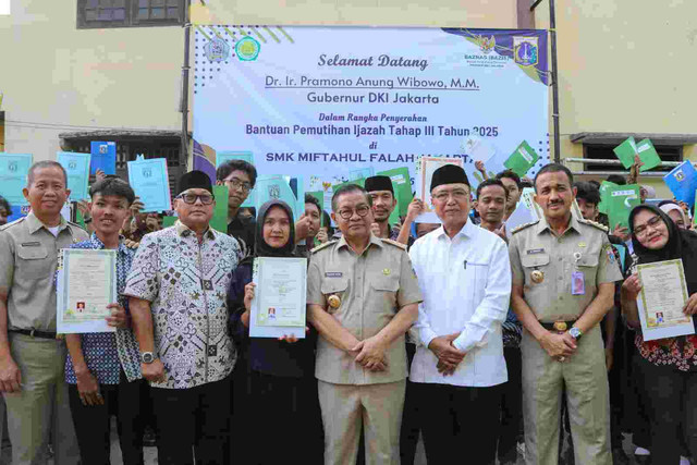 Gubernur DKI Jakarta, Pramono Anung, saat penyerahan ijazah kepada masyarakat. Foto: dok. Pemprov DKI