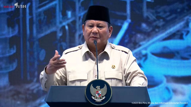Presiden Prabowo Subianto memberikan sambutan dalam acara peresmian Pabrik Lotte Chemical Indonesia, Cilegon, Kamis (6/11/2025). Foto: YouTube/Sekretariat Presiden