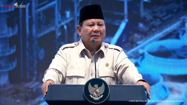Presiden Prabowo Subianto memberikan sambutan dalam acara peresmian Pabrik Lotte Chemical Indonesia, Cilegon, Kamis (6/11/2025). Foto: YouTube/Sekretariat Presiden