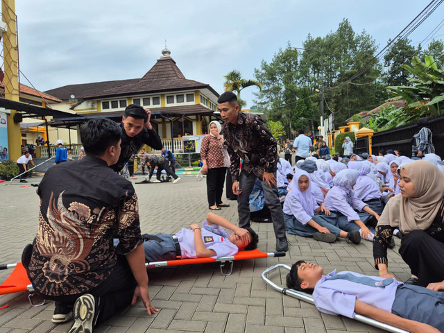 Siswa Sekolah Rakyat Menengah Atas (SRMA) 14 Kabupaten Bandung Barat dan tenaga kependidikan saat mengikuti simulasi kegiatan Sekolah Rakyat Aman Bencana pada Selasa-Rabu (4-5/11/2025). Foto: Kemensos RI
