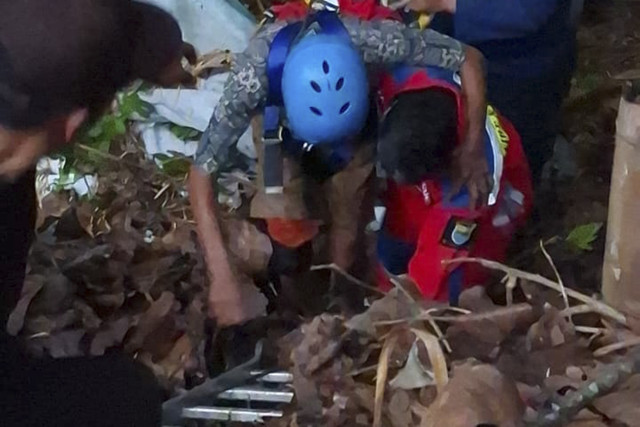 Penyelamatan ODGJ yang terjebak di sungai Cikapundung Bandung. Foto: Dok. Disdamkarmatan Bandung